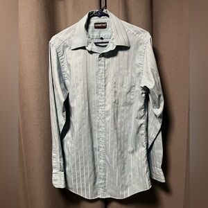 Beautiful vintage button-down shirt from Botany 500

15 1/2; 34-35